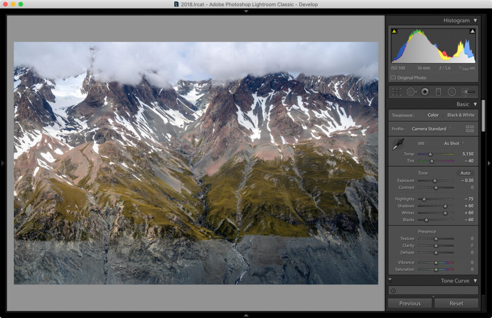 En Lightroom, puede ajustar el Contraste con los controles deslizantes Blancos y Negros. En esta imagen, tuve que disminuir el control deslizante Exposición para permitir llevar los blancos y negros a niveles extremos para aumentar el contraste.