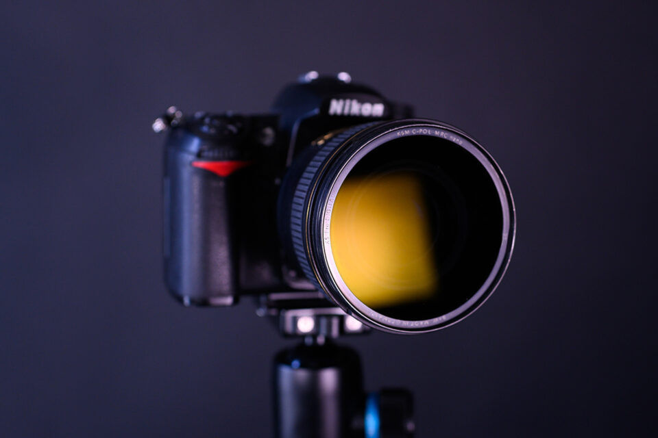 Esta lente tiene un filtro polarizador en el frente.