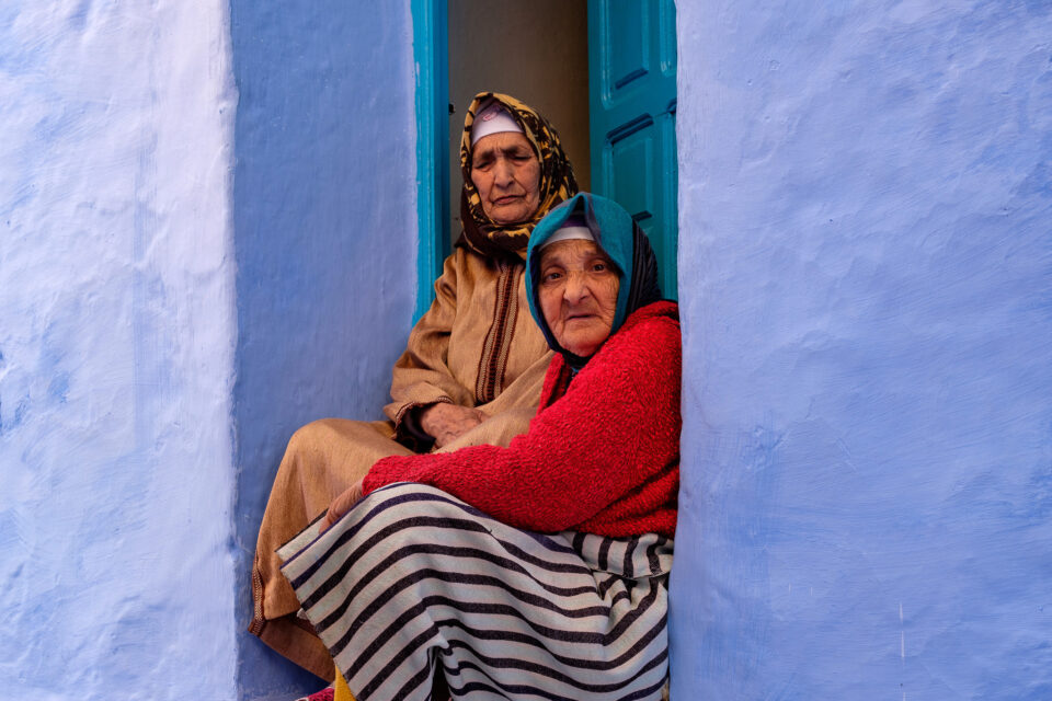 Ancianas marroquíes en Chefchaouen, capturadas con Fuji XF 50mm f/2 R WR