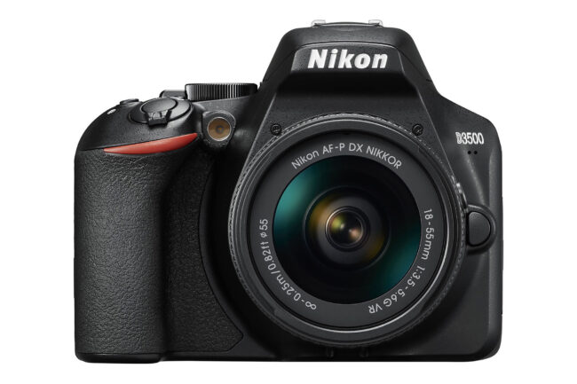Vista frontal de la Nikon D3500.  Se necesita algo de tiempo para seleccionar la mejor configuración de la cámara Nikon D3500, pero esta guía para principiantes lo ayudará.
