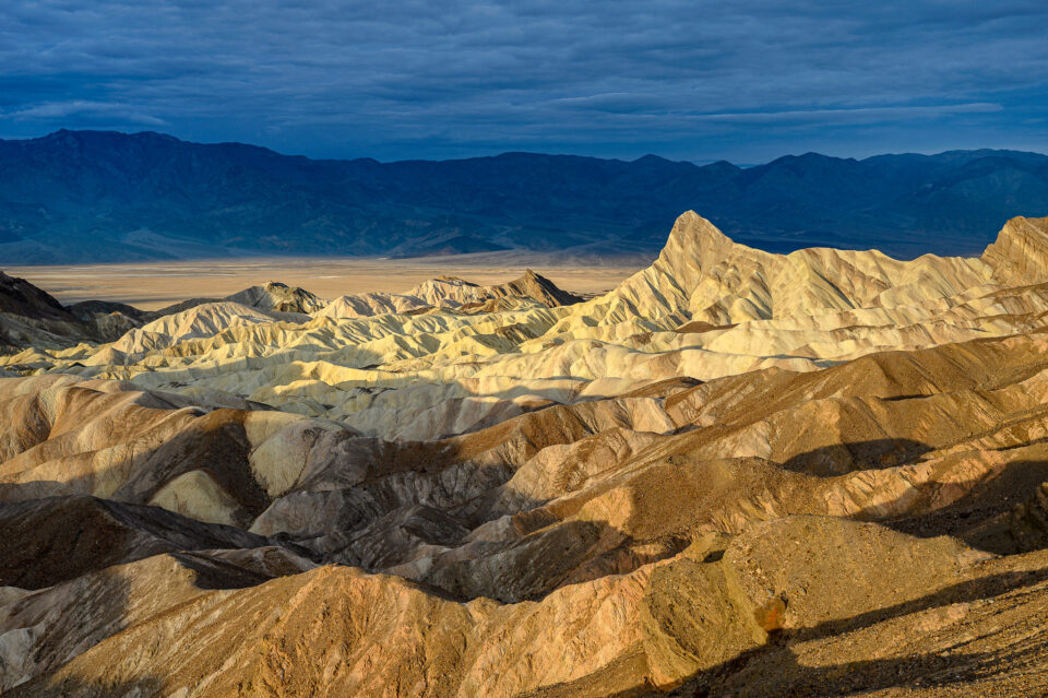 Esta imagen de Zabriskie Point fue capturada en el modo de prioridad de apertura. Conocer todos los modos de la cámara es importante para sacar lo mejor de su equipo de cámara y poder obtener la mejor exposición.