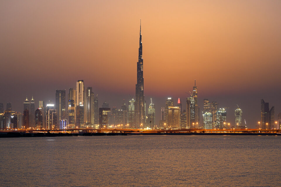 Horizonte de Dubái al atardecer