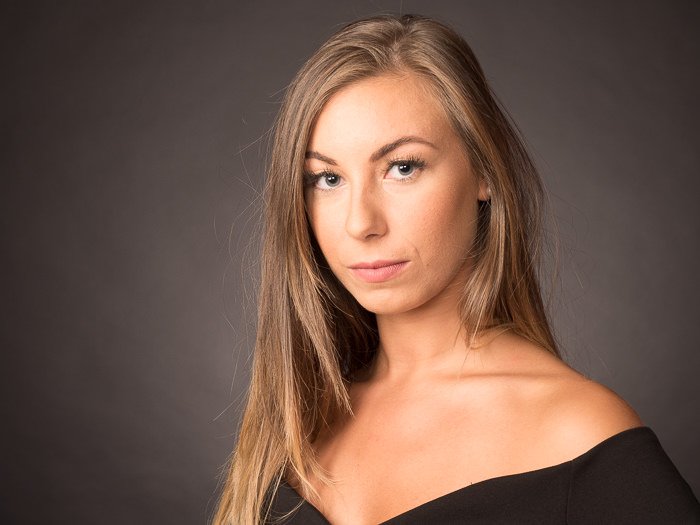 Un retrato de una modelo femenina: control deslizante de textura de Lightroom