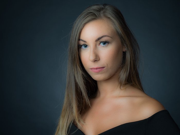 Un retrato de una modelo femenina: control deslizante de textura de Lightroom