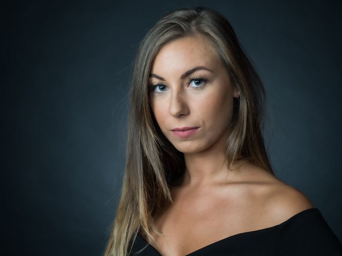 Un retrato de una modelo femenina: control deslizante de textura de Lightroom