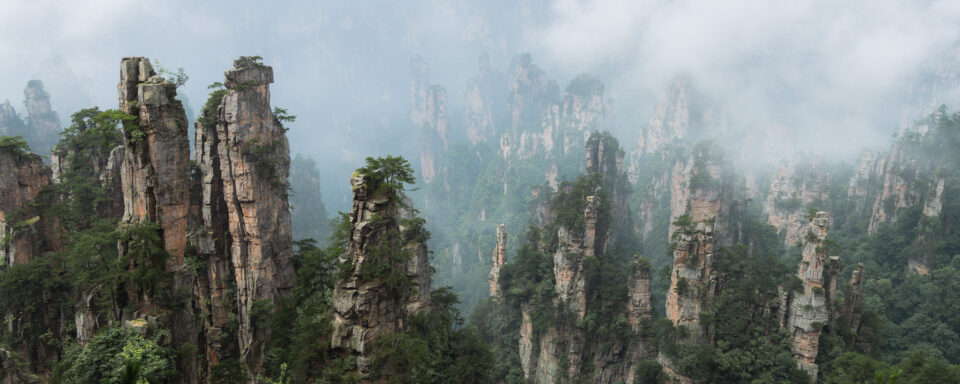 Esta foto panorámica de Zhangjiajie se capturó con f/5,6, la apertura más nítida de este objetivo.