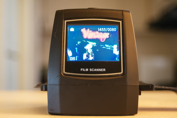 una imagen de un escáner de película en uso