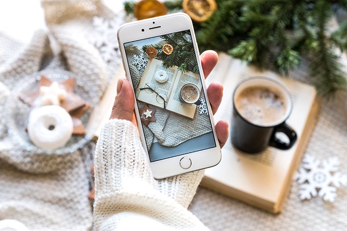 una persona tomando una foto de naturaleza muerta de un teléfono inteligente para instagram