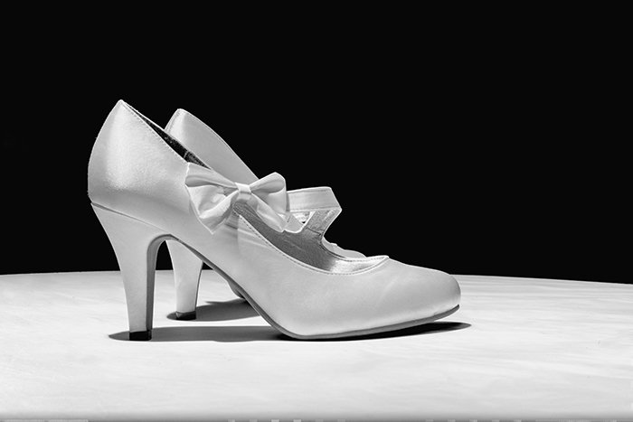 Fotografía de los detalles de la boda: foto en blanco y negro de los zapatos de boda