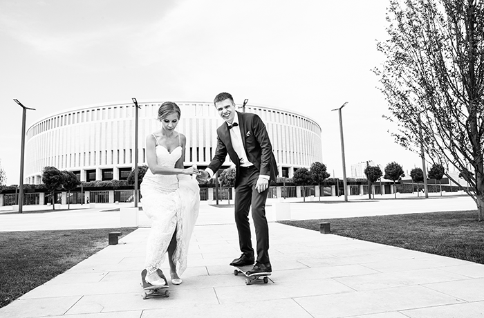 una imagen en blanco y negro de una novia y un novio patinando