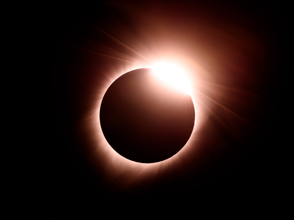 Anillo de diamantes de eclipse solar.  Capturado con cámara Nikon D810 DSLR