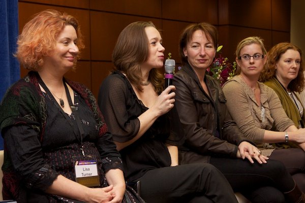 Una fila de mujeres rodea al orador - Fotografía de Eventos Corporativos