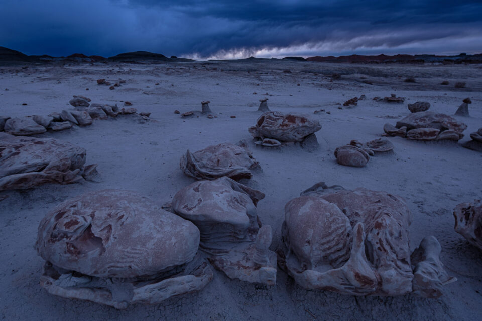 La mirada oscura y sombría