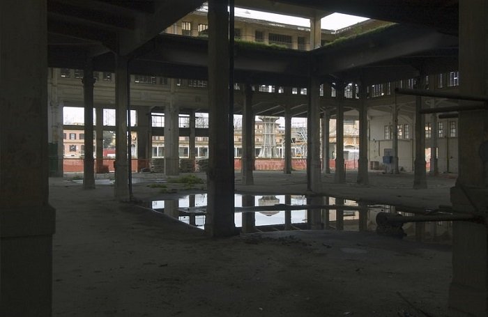 la luz se refleja en un charco en un edificio abandonado