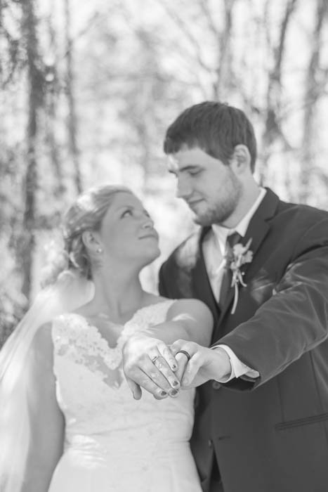 Retrato de boda en blanco y negro de la pareja posando al aire libre
