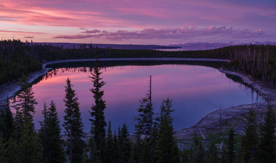Lago en el Parque Nacional de Yellowstone.  Capturado con Pentax K-1 DSLR