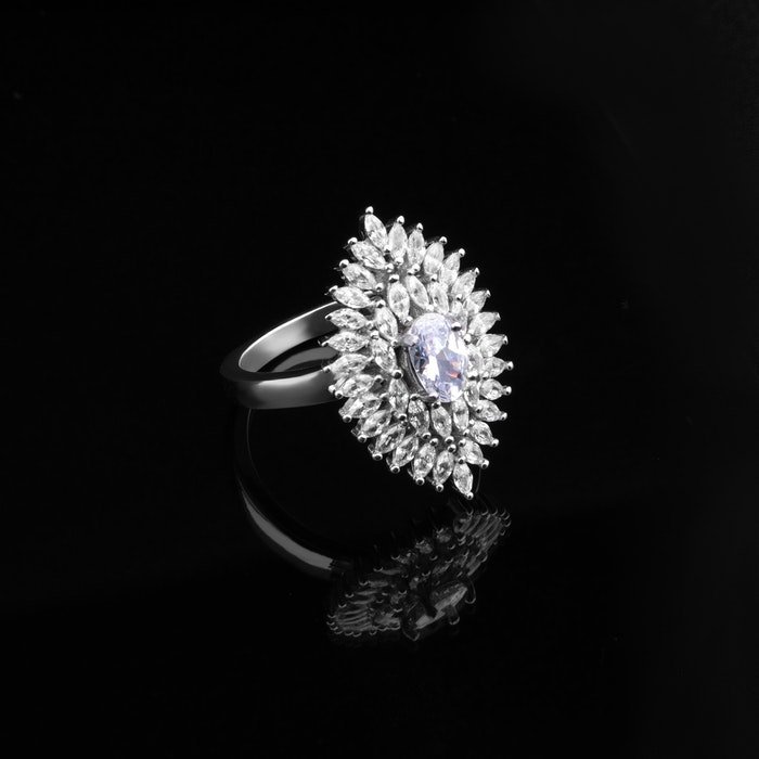 Anillo de diamantes sobre fondo negro