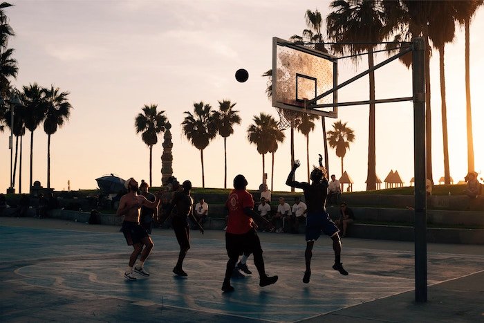 Un partido de baloncesto al aire libre con poca luz: imágenes geniales de baloncesto