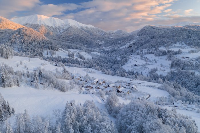 Fotografía de paisaje invernal en las montañas.