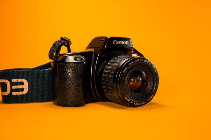 Una canon dslr contra un fondo amarillo