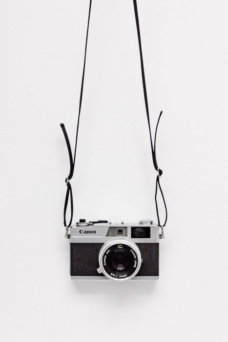 Una canon dslr contra el fondo blanco.