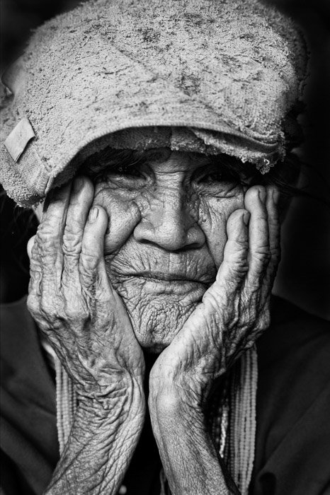 Un retrato en blanco y negro de una anciana Karen