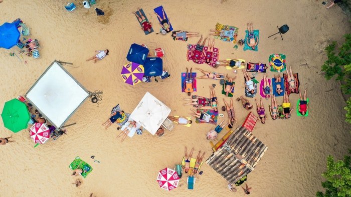 Escena de playa colorida tomada desde la perspectiva de una vista de pájaro
