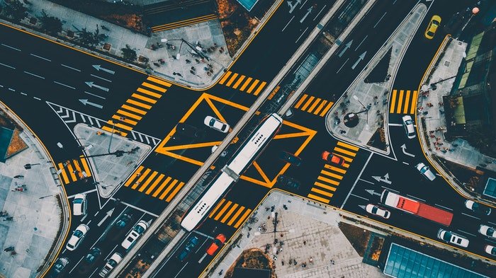 Intersección de autopista tomada desde la perspectiva de una vista de pájaro