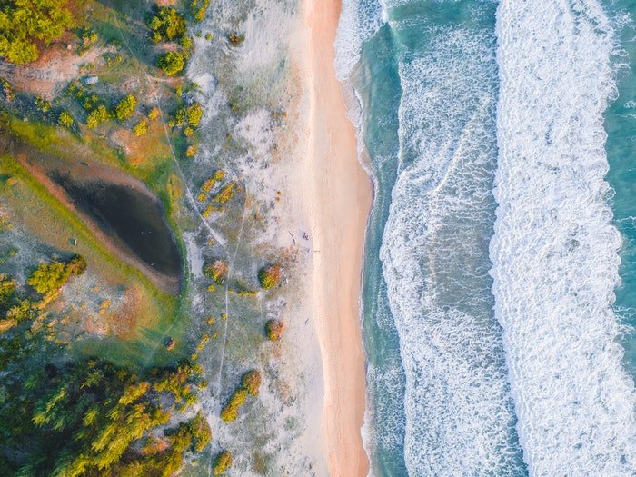 Imagen del paisaje de la playa tomada desde la perspectiva de una vista de pájaro