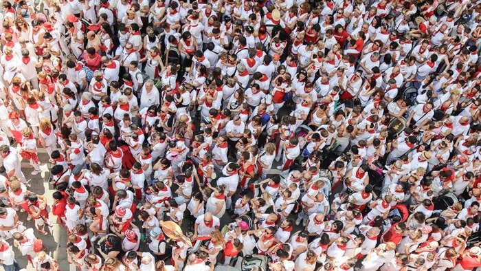 Una escena de gran multitud tomada desde la perspectiva de una vista de pájaro