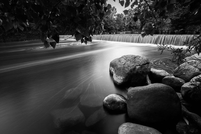 Una foto de larga exposición en blanco y negro del arroyo Woodland en Catskills, Nueva York.