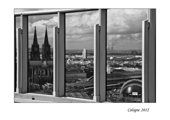Una foto en blanco y negro de un paisaje urbano disparado a través de una ventana