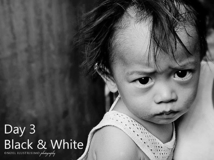 Una foto en blanco y negro de un niño pequeño