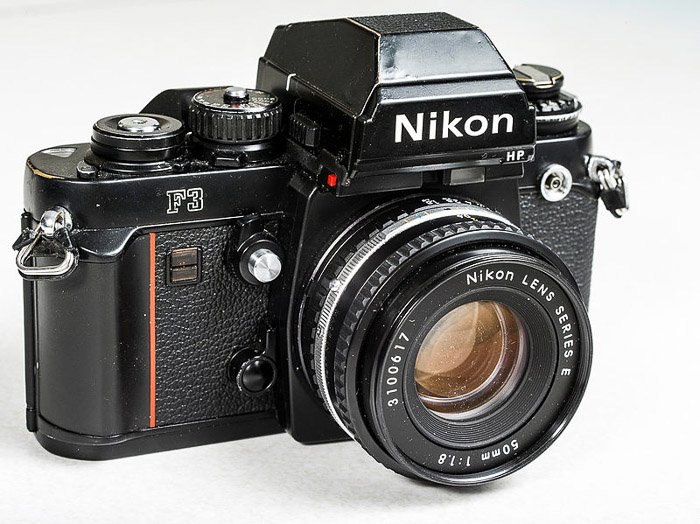 Una cámara vintage Nikon F3 de 800 px con visor