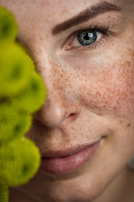 Fotografía de retrato de primer plano de una mujer con pecas