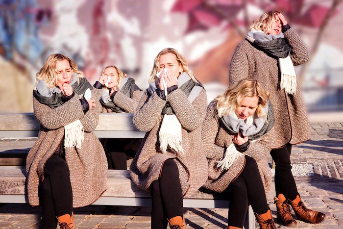 efecto de exposición múltiple para mostrar una persona con un resfriado en muchas posiciones al aire libre