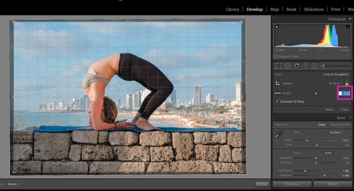 usar la cuadrícula en lightroom para alinear una foto de una mujer en una pose de yoga en una pared de ladrillos de piedra