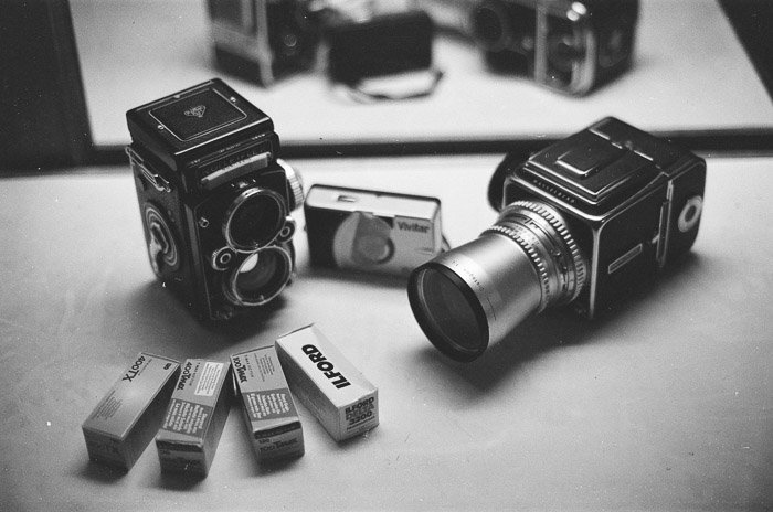 Una foto en blanco y negro de dos cámaras de película de formato medio