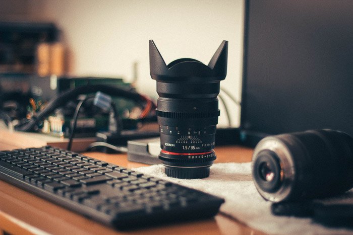Una lente de zoom en un escritorio de fotógrafos