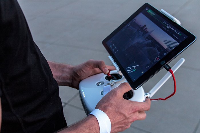 Foto del control remoto de un dron