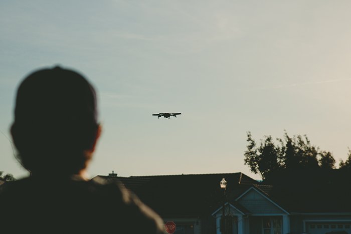 Foto de un dron volando sobre una casa