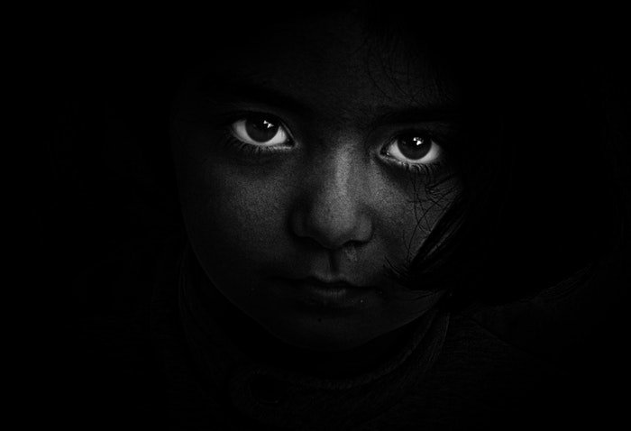 Impresionantes fotos en blanco y negro de una niña, enfocadas en los ojos.