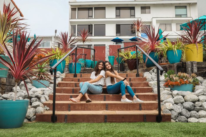 dos chicas posando al aire libre en los escalones