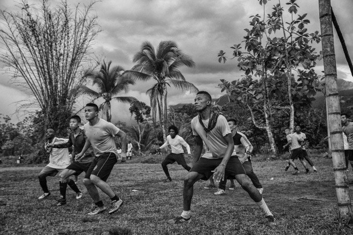 Fotografía en blanco y negro de hombres jugando al fútbol en Camboya por Juan Arredondo.