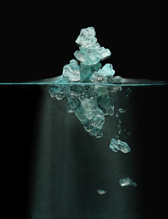 bodegón de cristales azules o hielo en eater de Robert Clark