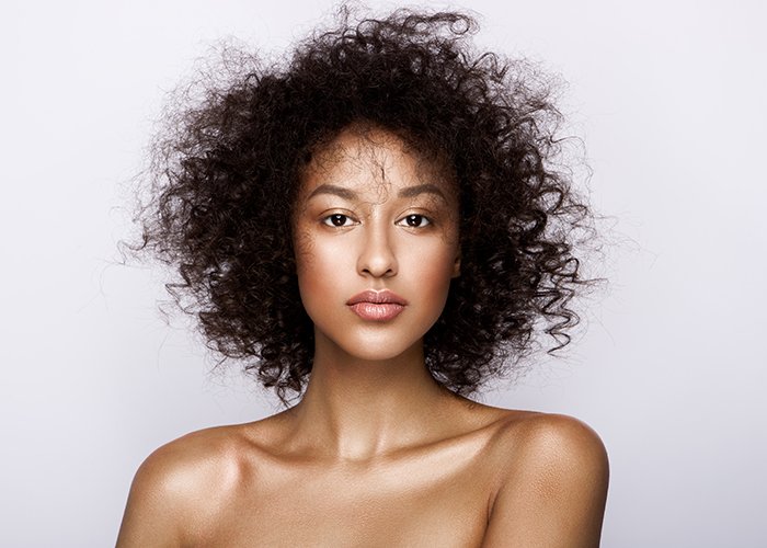 Retrato de estudio de moda con retoque de piel suave