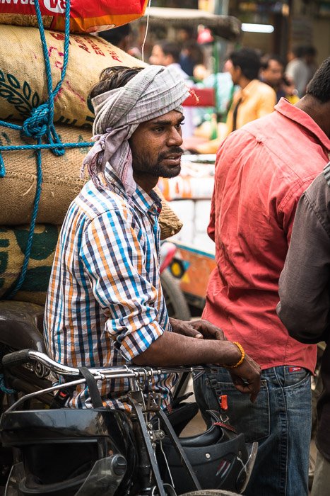 Una calle muy transitada en el mercado de las especias de Delhi, India.