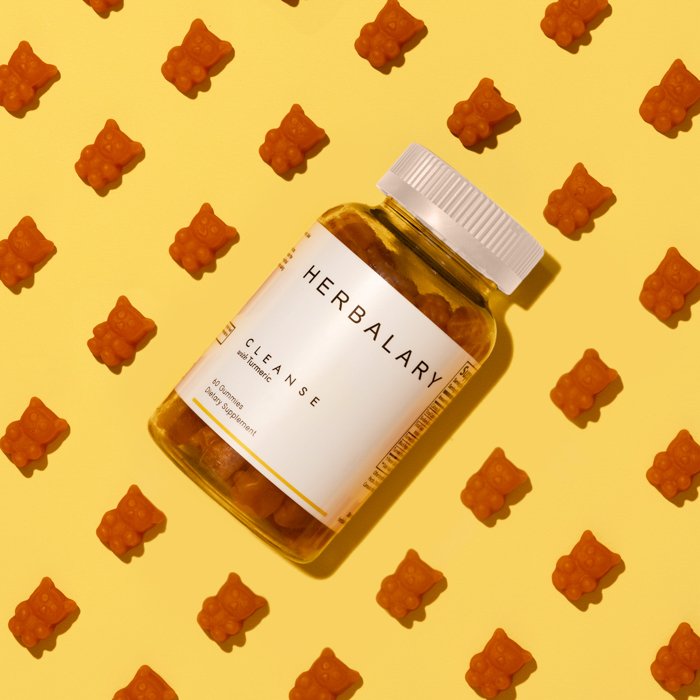 Una imagen de fotografía de producto plano de suplementos de cúrcuma usando knelling