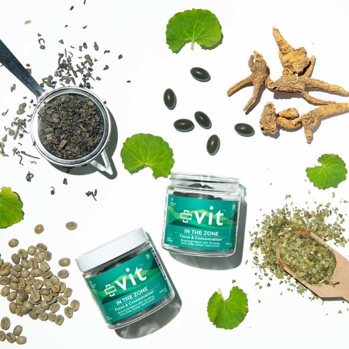 Una imagen de fotografía de producto plano de hierbas, especias y un producto sobre un fondo blanco con luz dura