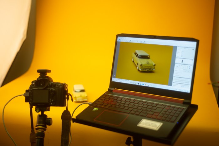 Una DSLR conectada a una computadora portátil